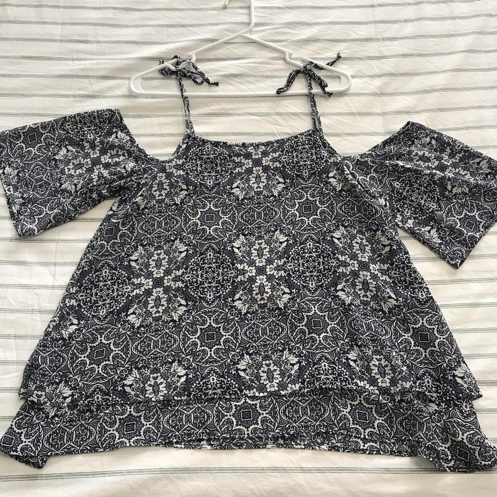 Women’s Peek-a-boo Shoulder Flowy Top